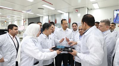 وزير الاتصالات يتفقد مصنع 