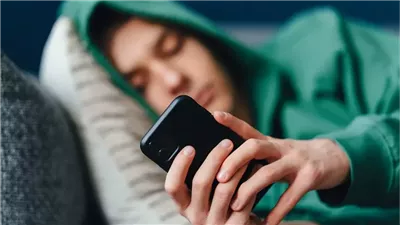 معالج نفسي يقدم نصائح لكسر حلقة إدمان الهاتف بين المراهقين