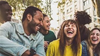 اليوم العالمي للضحك جرعة أمل وعلاج طبيعي لصحتك النفسية
