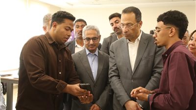 وزير الاتصالات ومحافظ بني سويف يتفقدان مركز «كريتيفا» لدعم الابتكار الرقمي