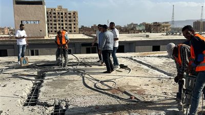محافظ السويس: لا تهاون مع مخالفات البناء.. وإزالة أدوار مخالفة بحي الأربعين