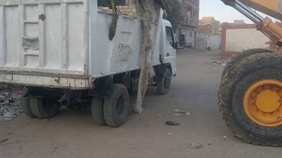 حي عتاقة بالسويس يكثف حملات النظافة لرفع كفاءة الشوارع