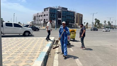 حملات مكثفة لرفع كفاءة النظافة بشارع الجلاء والمدينة الرياضية بحي السويس 