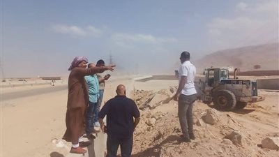 تطهير مجرى السيل بطريق السخنة لحماية الأرواح والممتلكات بالسويس