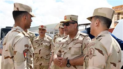 وزير الدفاع والإنتاج الحربي يلتقى عددا من مقاتلى المنطقة الغربية العسكرية 