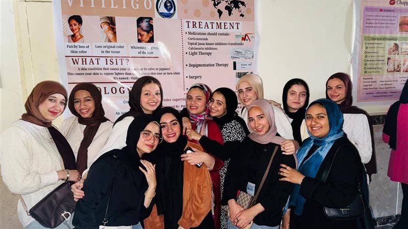طالبات صيدلة جامعة