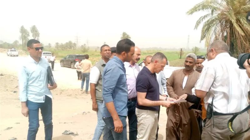 محافظ أسوان خلال