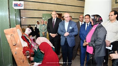 محافظ الفيوم يتفقد معرض الحرف اليدوية للسيدات المتحررات من الأمية