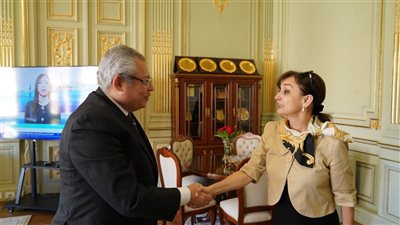 سفيرة رومانيا تشيد بجامعة عين شمس وتدعو لتعزيز التعاون المشترك