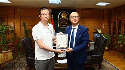 رئيس جامعة أسيوط يستقبل خبيرًا عالميًا في الجراحات الميكروسكوبية