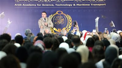 الأكاديمية العربية تستضيف الداعية مصطفى حسني في ندوة طلابية ملهمة لتعزيز الوعي