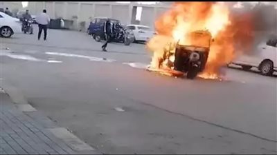 سرعة جنونية تنتهي بكارثة.. احتراق توك توك بالكامل في الهرم