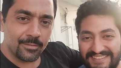 أحمد فلوكس ينشر فيديو طريف مع شبيهه: سايبلكم النسخة بتاعتي في الغردقة