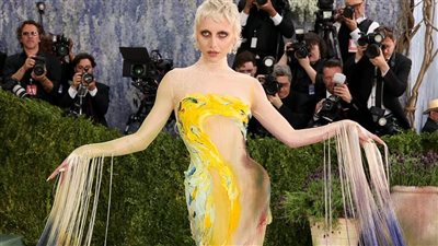 40 ساعة من الرسم اليدوي.. إيما تشامبرلين لوحة فنية في حفل ميت جالا 2026