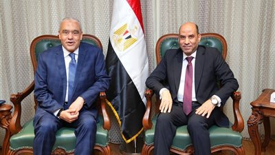 وزير العمل يبحث مع 