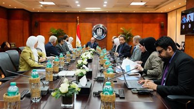 وزير الاستثمار يبحث مع 