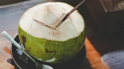 طرق منعشة للاستمتاع بمشروب ماء جوز الهند هذا الصيف