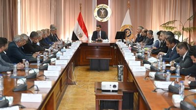 وزير الصناعة يبحث مع 