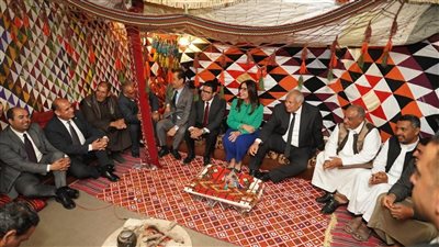 الثقافة على الحدود.. جيهان زكي تلتقى نواب ورؤساء العمد والمشايخ بمطروح