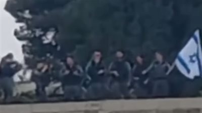 استفزاز غير مسبوق.. شرطة الاحتلال ترفع علم إسرائيل فوق باحات المسجد الأقصى 