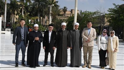 وفد كازاخستاني يزور مسجد الإمام الحسين ويتفقد حجرة المقتنيات النبوية