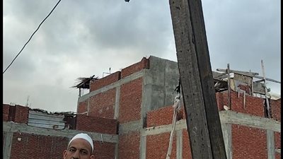 استجابة لـ «نيوز روم».. محافظ البحيرة توجه بسرعة استبدال أعمدة الكهرباء
