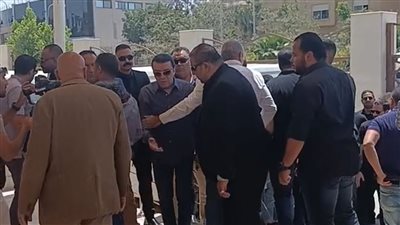 نقيب الموسيقيين مصطفى كامل يصل جنازة الفنان هاني شاكر |صور