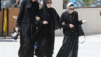 بملامح حزن.. ميرفت أمين وهشام عباس في جنازة هاني شاكر 
