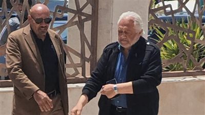 بعد تأثره ودموعه عند معرفة النبأ.. وصول خالد زكي لحضور جنازة هاني شاكر 