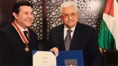 غنى لهم الهوية عربي.. الرئيس الفلسطيني يُرسل باقة ورد بجنازة هاني شاكر