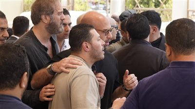 أبويا اللي كنت عليه مسنود.. نجل هاني شاكر الوحيد يبكي بالدموع في وداع والده