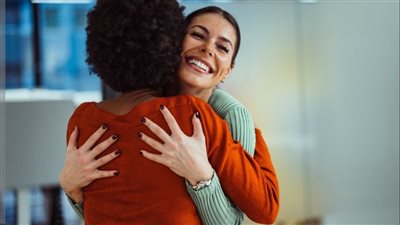 فوائد الحُضن تتجاوز المشاعر .. تأثيرات صحية لا تتوقعيها