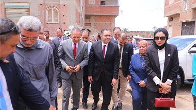 محافظ دمياط ورئيس جامعة دمياط يتفقدان القافلة الطبية بقرية البصارطة 