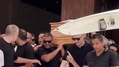 شايل النعش ومش عايز يسيبه.. رامي صبري يودع هاني شاكر |صور