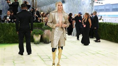 العارضة لورين فاسر تخطف الأضواء في حفل الميت جالا بعد فقدان ساقيها 