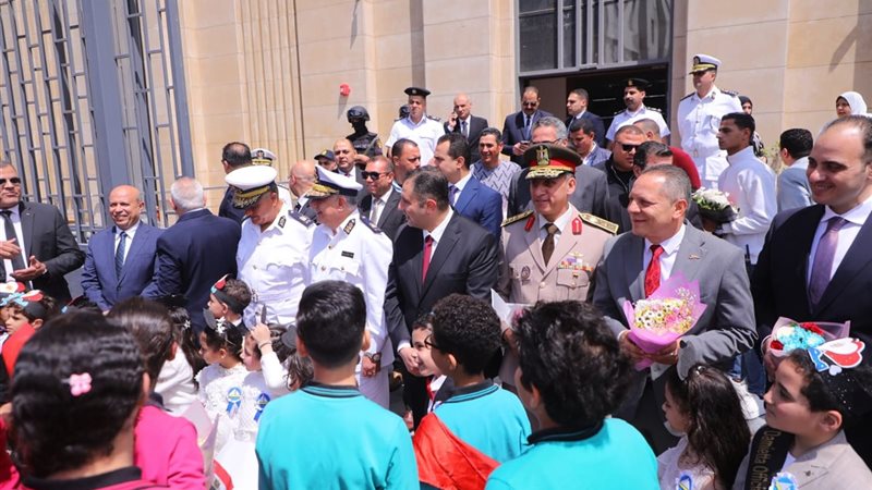 طلاب دمياط يحملون