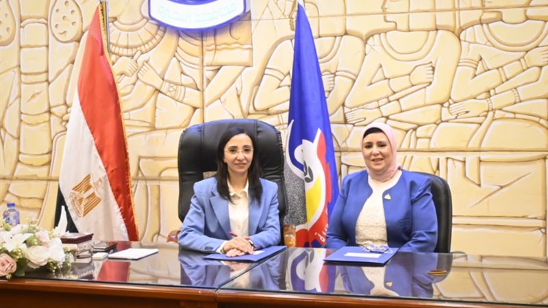 محافظ البحيرة تلتقي