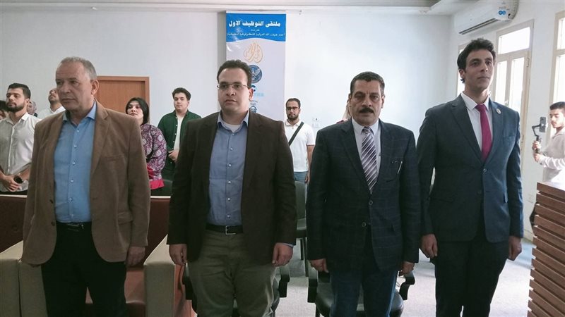 خلال العمل 