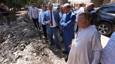 محافظ أسيوط يصطحب مواطنًا بسيارته لموقع شكواه بقرية بني قرة بالقوصية