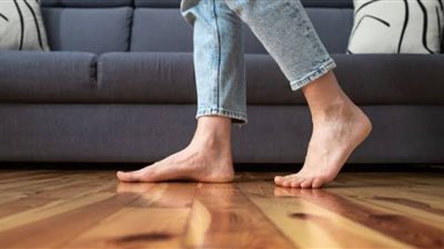     فوائد وأضرار المشي حافي في المنزل.. إليك الحقيقة كاملة