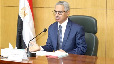 محافظ بني سويف يناقش تقرير إدارة المراجعة الداخلية والحوكمة لمتابعة سير العمل 