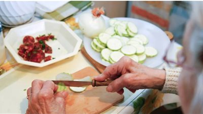     تناول الطعام ببطء والطهي بالمنزل.. خطوات غذائية تدعم صحة مرضى القلب 