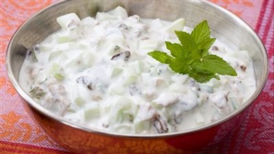     طريقة عمل سلطة الزبادي بالخيار والزبيب بخطوات سهلة