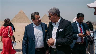 على هامش المجلس العالمي للسياحة.. الوزير يلتقي مبعوث الرئيس الأمريكي 