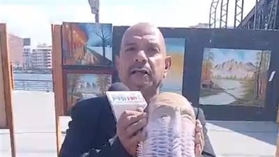 أحمد الصيرفي يجسد روح الإبداع الدمياطي في تشكيل التحف داخل الزجاجات 