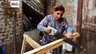 «سيدة المنشار».. حكاية «مريم» التي روضت الخشب في قرية منهري بالمنيا