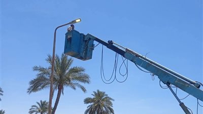 حي الجناين بالسويس يواصل أعمال صيانة ورفع كفاءة الإنارة العامة بقرية 46 
