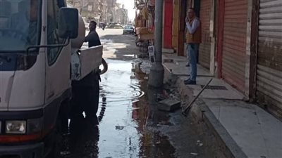 كسر في ماسورة خط مياه بالشهداء بالمنوفية وتدخل من مجلس المدينة وشركة المياه