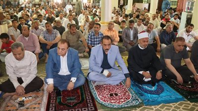 عقب صلاة الجمعة.. محافظ سوهاج يستمع لمطالب المواطنين بمسجد الشرطة