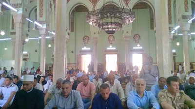 محافظ أسوان يؤدى صلاة الجمعة بمسجد بدر بالطابية ويلتقي الأهالي  